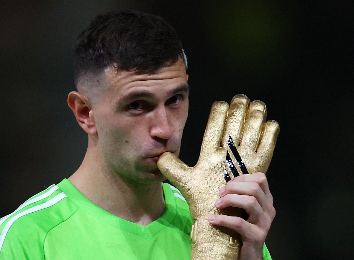 বিশ্বকাপের গোল্ডেন গ্লাভ হাতে আর্জেন্টাইন গোলকিপার এমিলিয়ানো মার্তিনেজ