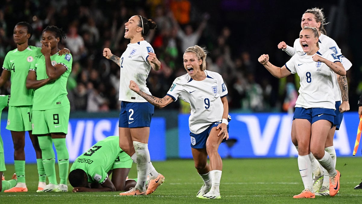 টাইব্রেকারে জিতে শেষ আট নিশ্চিতের পর ইংল্যান্ডের খেলোয়াড়দের উল্লাস