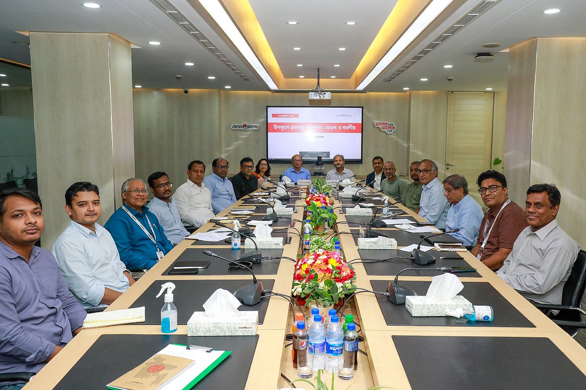 প্রথম আলোর আয়োজনে ‘উপকূলে জলবায়ু পরিবর্তন: প্রভাব ও করণীয়’ শীর্ষক গোলটেবিল বৈঠকে বক্তারা। কারওয়ান বাজারে প্রথম আলো কার্যালয়ে এ গোলটেবিল বৈঠক অনুষ্ঠিত হয়। ঢাকা, ১৯ আগস্ট