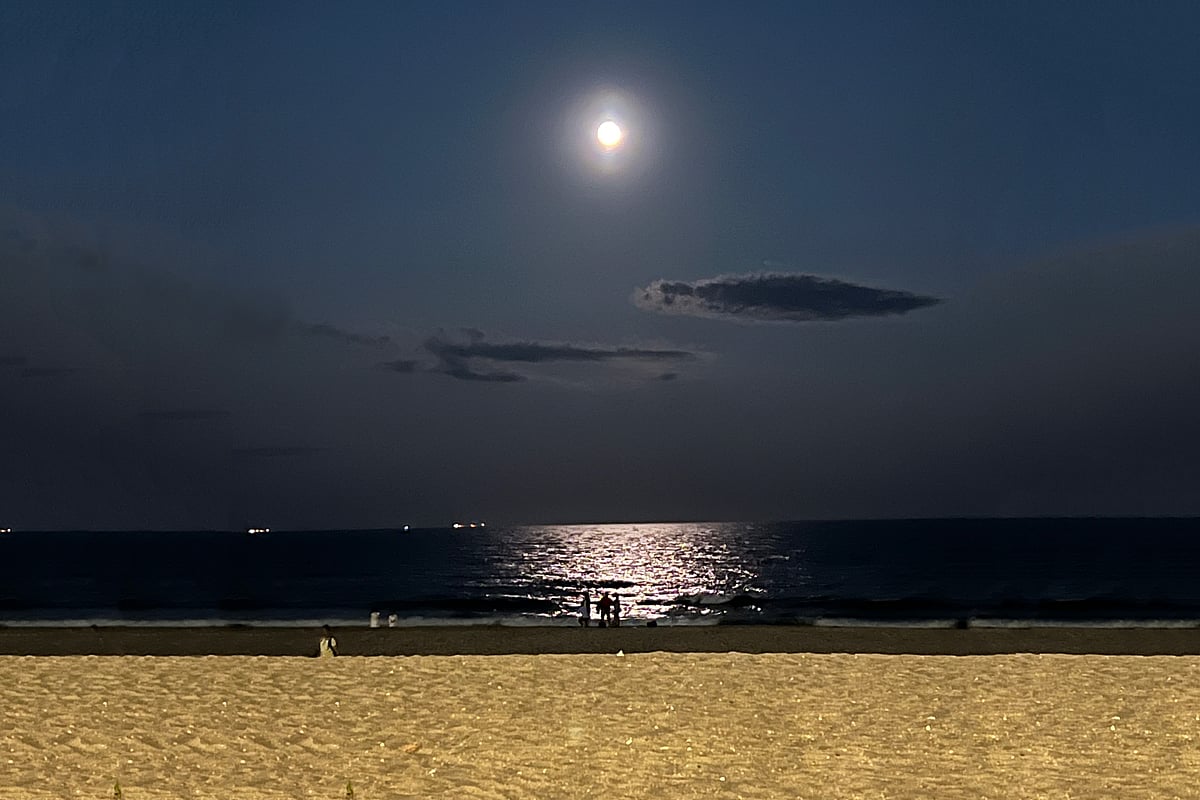 নিউইয়র্কে রকওয়ে বিচের পাশে আটলান্টিকের ঢেউয়ের ওপর দুলছে চাঁদ