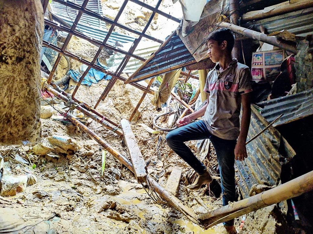 চট্টগ্রাম নগরের ষোলোশহরের আই ডব্লিউ কলোনির এই বাড়িতেই পাহাড় ধসে মারা গিয়েছেন বাবা–মেয়ে। প্রতিবেশী এক শিশু বাড়ির সামনে দাঁড়িয়ে।