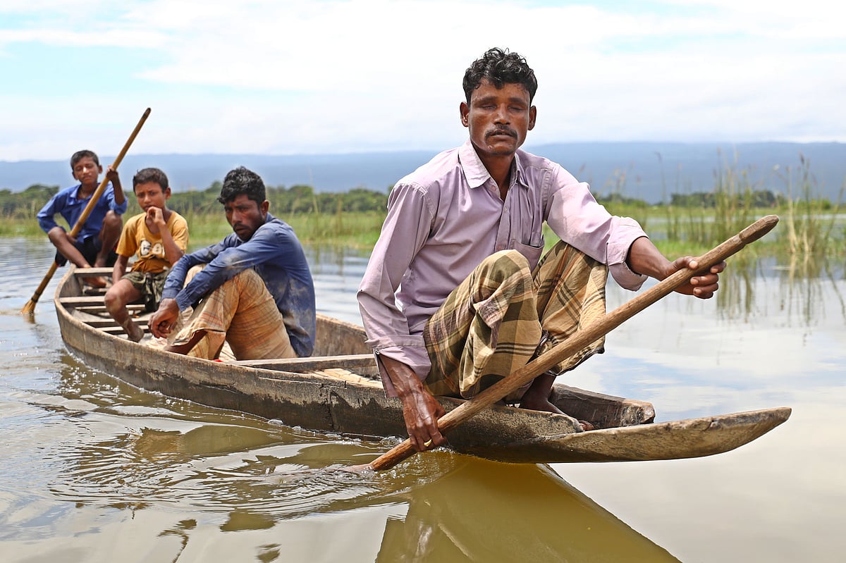 শক্ত হাতে বৈঠা চালান সামাদ মাঝি। হাল ধরে থাকে তাঁর ছেলে সোহাগ। সম্প্রতি সিলেটের গোয়াইনঘাটে