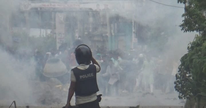 হবিগঞ্জে বিএনপির পদযাত্রা কর্মসূচিতে পুলিশের সঙ্গে সংঘর্ষ বাধলে জেলা বিএনপির কার্যালয়ের সামনে এভাবে রণক্ষেত্র সৃষ্টি হয়। আজ বিকেলে