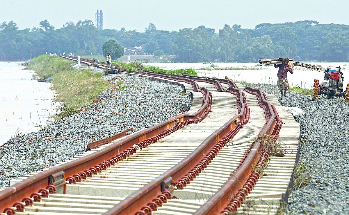 বন্যার কারণে নির্মাণাধীন দোহাজারী-কক্সবাজার রেললাইনের এক কিলোমিটার অংশে পাথর ও মাটি সরে গিয়ে দেবে গেছে। আঁকাবাঁকা হয়ে গেছে কিছু অংশ। গতকাল সকাল নয়টায় চট্টগ্রামের সাতকানিয়া উপজেলার কেঁওচিয়া ইউনিয়নের তেমুহনী এলাকায়