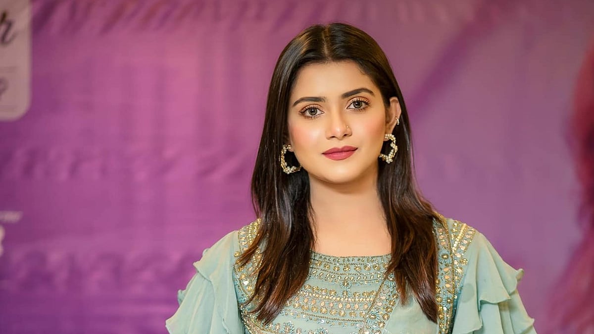 Notanish ayolni olomon erkakning oldida sikishyapti