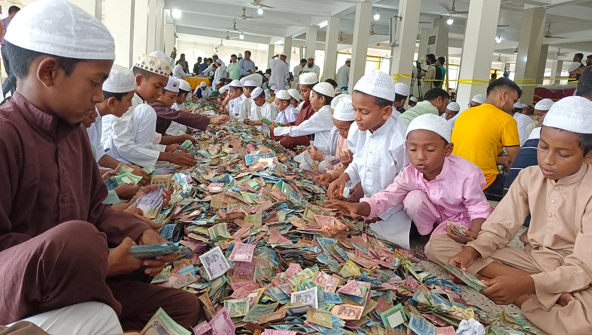 পাগলা মসজিদের ৮টি সিন্দুক খুলে মিলেছে রেকর্ড ২৩ বস্তা টাকা, বিপুল পরিমাণ স্বর্ণালংকার ও বৈদেশিক মুদ্রা। আজ সকালে