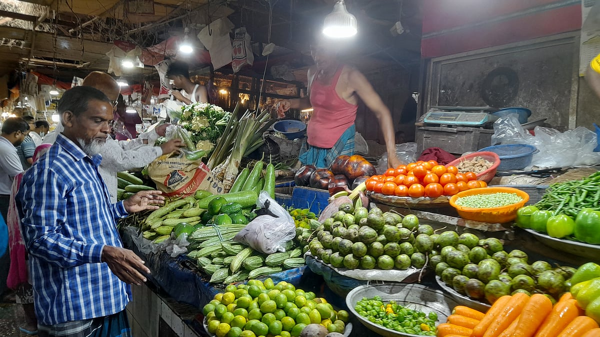 চট্টগ্রাম নগরের বাজারগুলোতে গত সপ্তাহের তুলনায় সবজিভেদে দাম বেড়েছে ৫ থেকে ১০ টাকা। শুক্রবার সকালে নগরের কর্ণফুলী কমপ্লেক্স বাজারে।