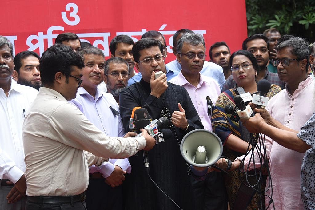 ঢাকা বিশ্ববিদ্যালয়ে বিশেষ পরিষ্কার-পরিচ্ছন্নতা ও এডিস মশার প্রজননস্থল ধ্বংস করার লক্ষ্যে পরিচালিত কার্যক্রম পরিদর্শনে গিয়ে সাংবাদিকদের সঙ্গে কথা বলেন মেয়র তাপস