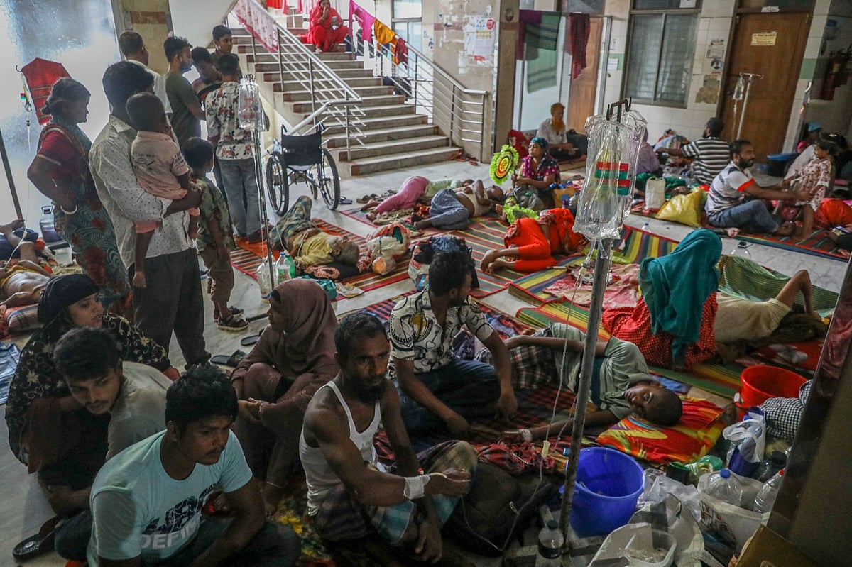 ঢাকা মেডিকেল কলেজ হাসপাতালে রোগীতে ঠাসা। অনেক ডেঙ্গু রোগী সিঁড়ির সামনে বিছানা পেতে চিকিৎসা নিচ্ছেন। ৪ আগস্ট