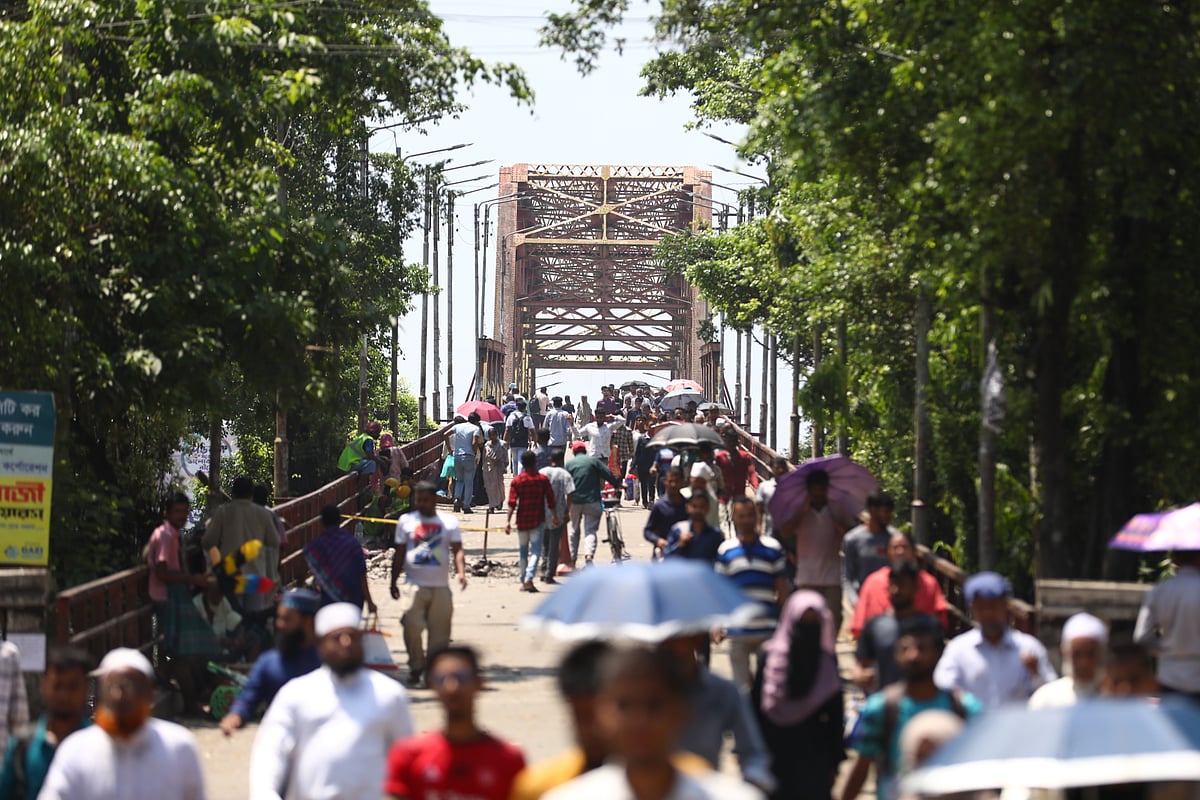 ‌সিলেটের সুরমা নদীর ওপর ঐতিহ্যবাহী  কিন‌ব্রিজের মেরামত ও সংস্কারকাজ করা শুরু হয়েছে। ব্রিজের ওপর দিয়ে যানবাহন চলাচল বন্ধ। হেঁটে পার হচ্ছেন মানুষজন। বৃহস্পতিবার সকালে