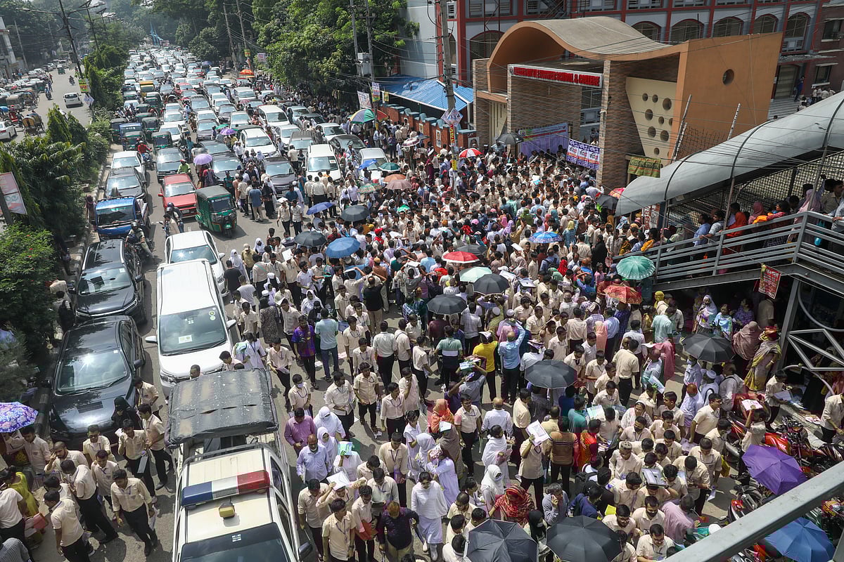 এইচএসসি পরীক্ষা ঘিরে কেন্দ্রের সামনে এমন ভিড় ও যানজট তৈরি হয়। উইলস লিটল ফ্লাওয়ার স্কুল অ্যান্ড কলেজ কেন্দ্র, ঢাকা ১৭ আগস্ট