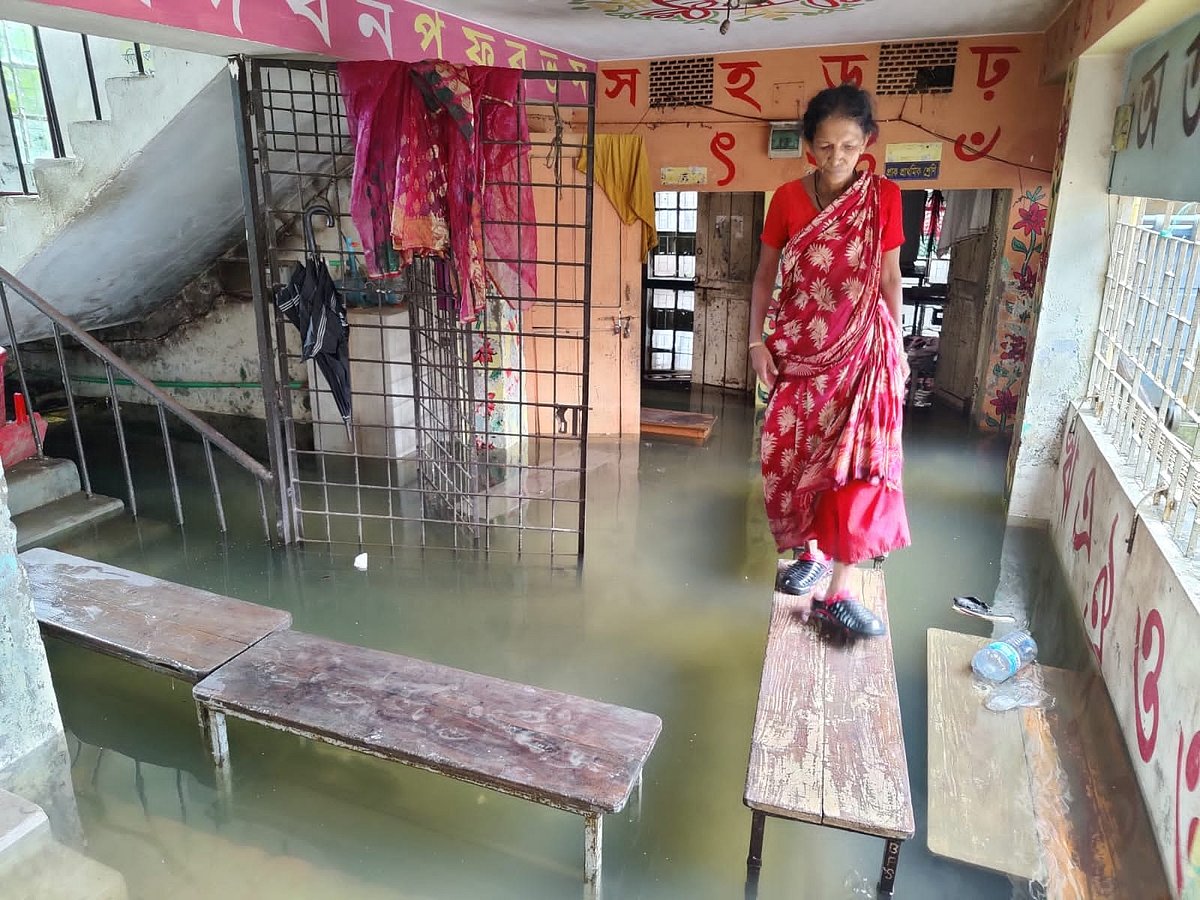 স্কুল ভবনের বাইরে পানি কম থাকলেও ভেতরে হাঁটু পানি। সেখানে বেঞ্চ পেতে চলাচল করতে হচ্ছে শিক্ষক–শিক্ষার্থীদের। এই পরিস্থিতিতে স্কুলের কার্যক্রম বন্ধ রাখা হয়েছে। আজ সেখানে গিয়ে এক পরিচ্ছন্নতা কর্মীকে হাঁটতে দেখা যায়। পশ্চিম বাকলিয়া সরকারি প্রাথমিক বিদ্যালয়, চকবাজার, চট্টগ্রাম নগর। ৭ আগস্ট