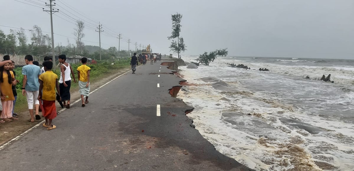 কক্সবাজারের টেকনাফে মেরিন ড্রাইভ সড়কের ভাঙনটি আরও বড় হয়েছে। আজ পশ্চিম মুন্ডার ডেইল এলাকায়
