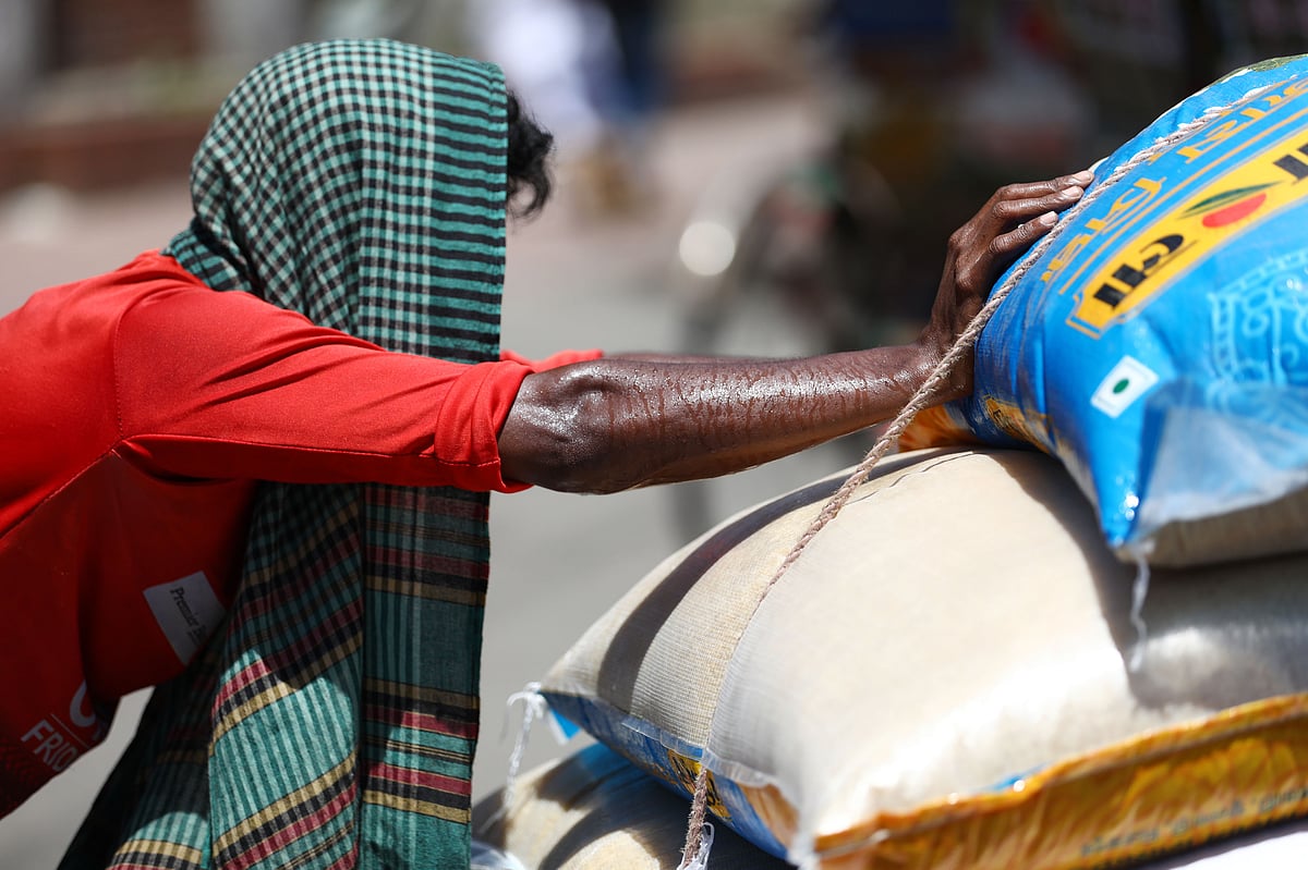 কয়েক দিন ধরেই প্রচণ্ড রোদের সঙ্গে বেড়েছে গরমের তীব্রতা। এমন গরমে সবচেয়ে বেশি ভোগান্তিতে পড়েন বাইরে কাজ করা লোকজন।