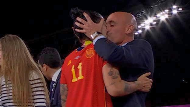 স্প্যানিশ মিডফিল্ডার হেনি হেরমোসোর ঠোঁটে চুমু দেন রুবিয়ালেস। নারী বিশ্বকাপ ফাইনাল শেষে