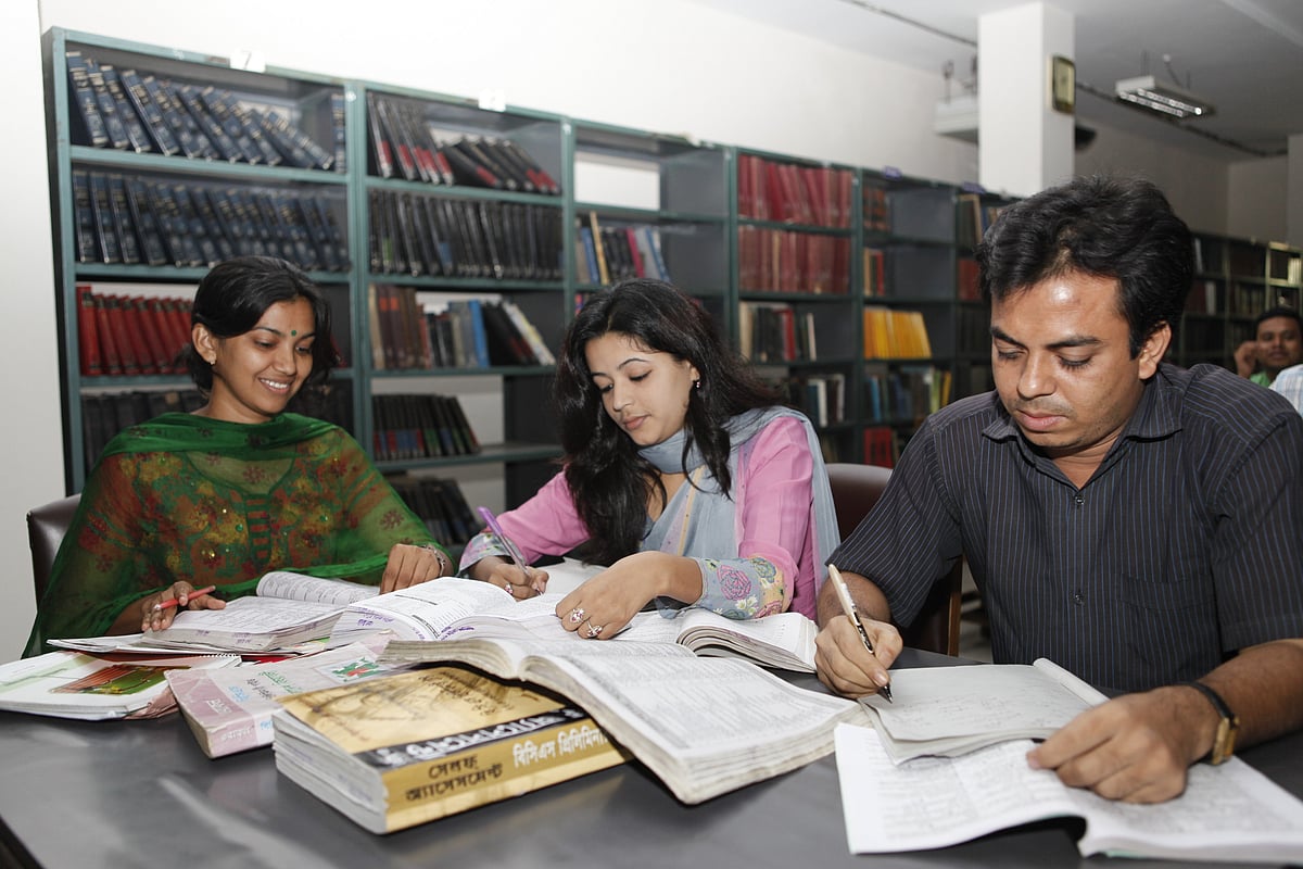 লাইব্রেরিতে বসে শিক্ষার্থীদের বিসিএসের প্রস্তুতি