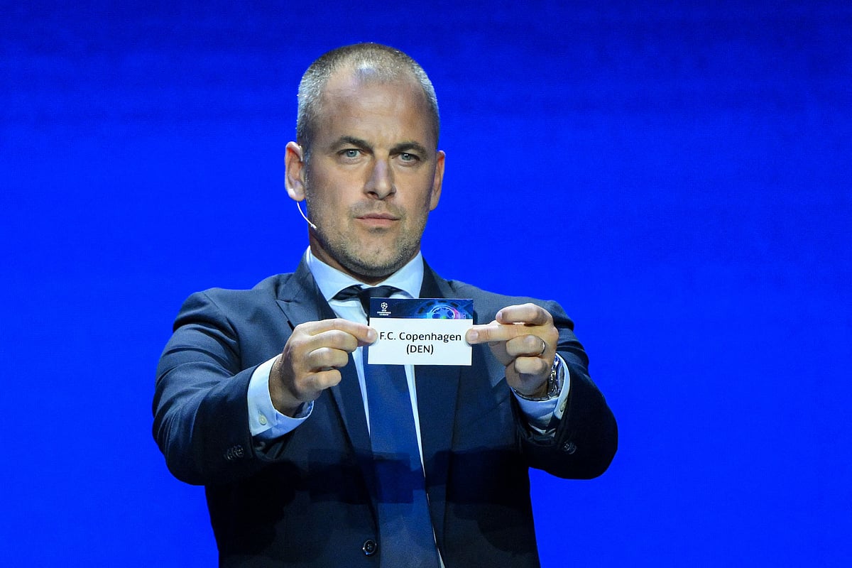 মোনাকোতে চ্যাম্পিয়নস লিগের ড্র অনুষ্ঠানে দলের নাম তুলছেন জো কোল