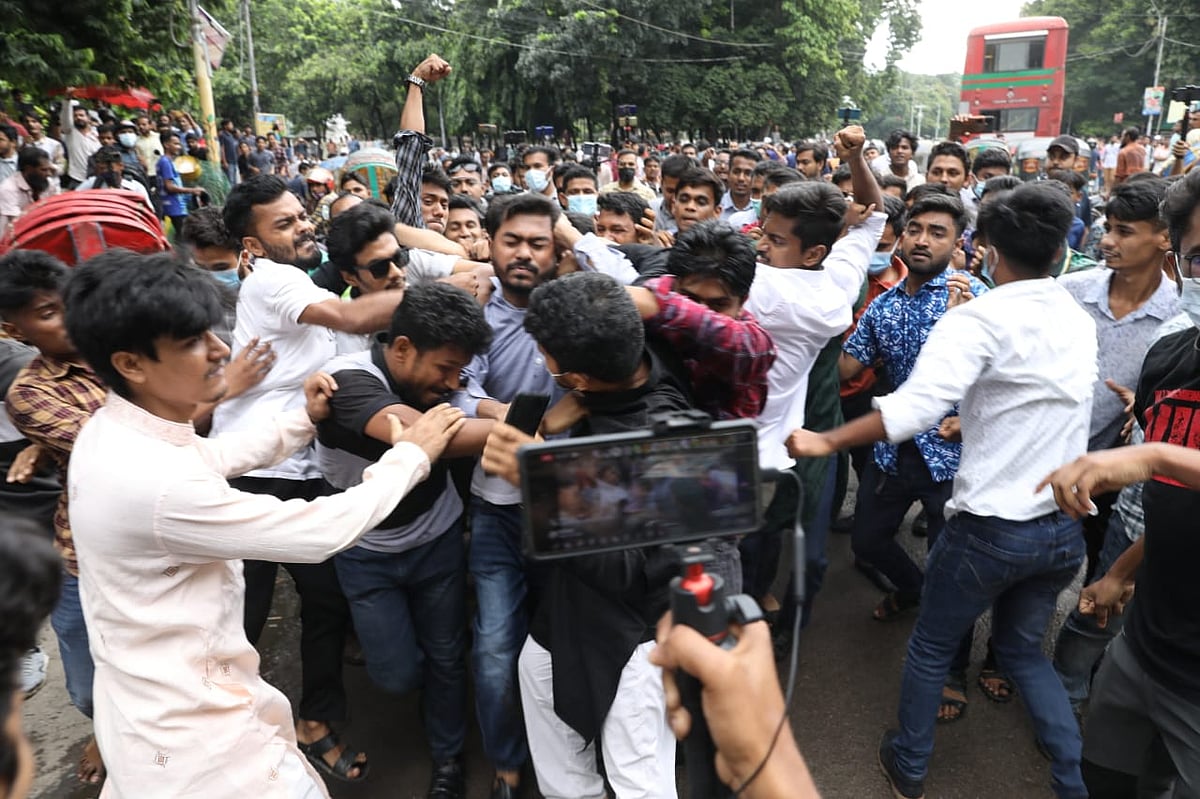 নুরুল হককে মারধর করছেন ছাত্রলীগের নেতাকর্মীরা। আজ বুধবার বিকেলে ঢাকা বিশ্ববিদ্যালয়ের টিএসসি এলাকায়