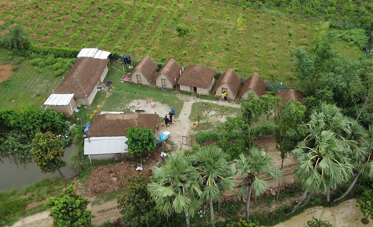 ৬৭ একর জমির ওপর গড়ে তোলা হয়েছে ফ্রেশিফার্ম। বিশাল খামারে রয়েছে খড়ের ছাউনি ও মাটির দেয়ালে তৈরি সুদৃশ্য কটেজ। সম্প্রতি নওগাঁর পোরশা উপজেলার নোনাহার গ্রামে