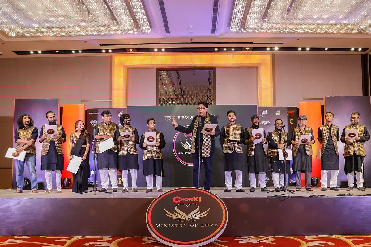 গতকাল রাতে ঢাকার একটি হোটেলে ১২ নির্মাতাকে শপথবাক্য পাঠ করাচ্ছেন অভিনেতা ও নির্মাতা আফজাল হোসেন। শপথ পাঠ করছেন (বাঁ থেকে) থেকে রবিউল আলম, রেজাউর রহমান, রাকা নোশিন নাওয়ার, শিহাব শাহীন, শঙ্খ দাশগুপ্ত, রেদওয়ান রনি, আশফাক নিপুন, আবু শাহেদ ইমন, রায়হান রাফী, মোস্তফা সরয়ার ফারুকী, আরিফুর রহমান ও অনম বিশ্বাস