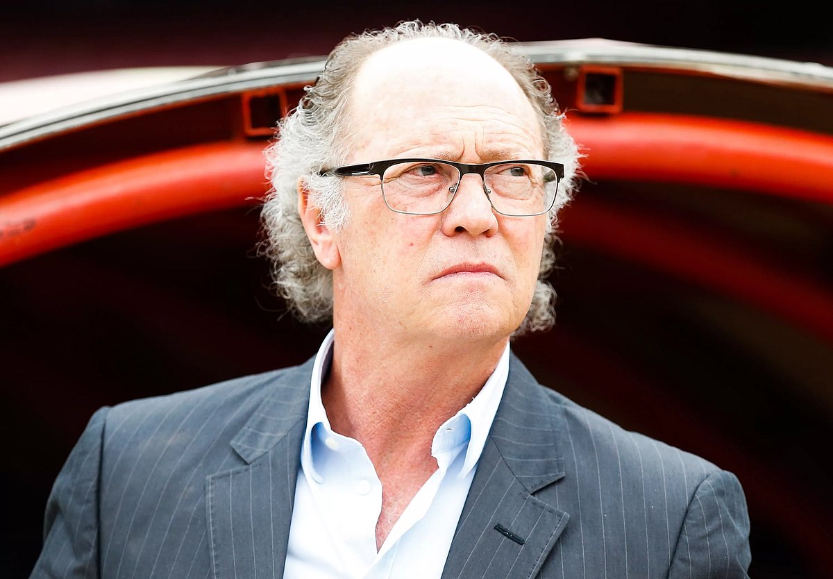 ব্রাজিলের কিংবদন্তি মিডফিল্ডার ফ্যালকাও