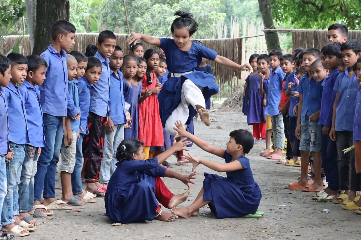 বিদ্যালয়ের মাঠে ইচিং বিচিং খেলায় মেতে উঠেছে শিশু শিক্ষার্থীরা। কোনাগ্রাম সরকারি প্রাথমিক বিদ্যালয়ের চত্বর এলাকা, নগরকান্দা, ফরিদপুর
