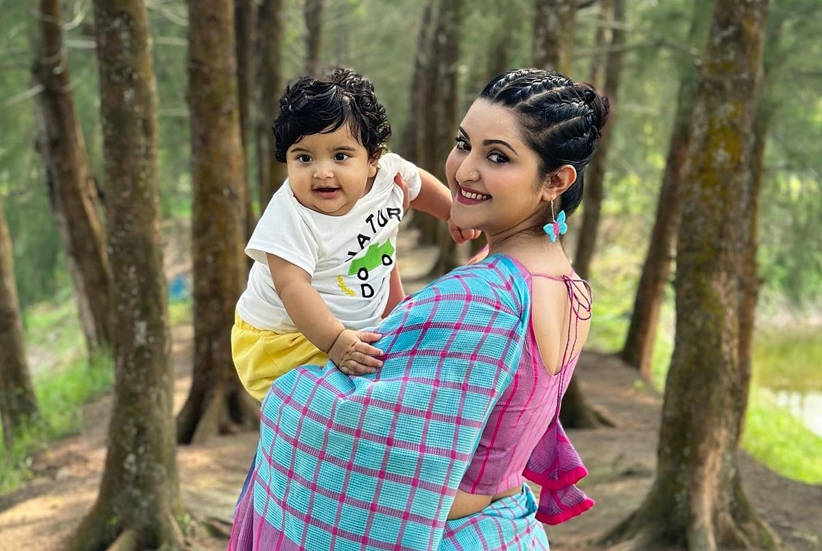 সন্তানকে নিয়ে পরীমনি