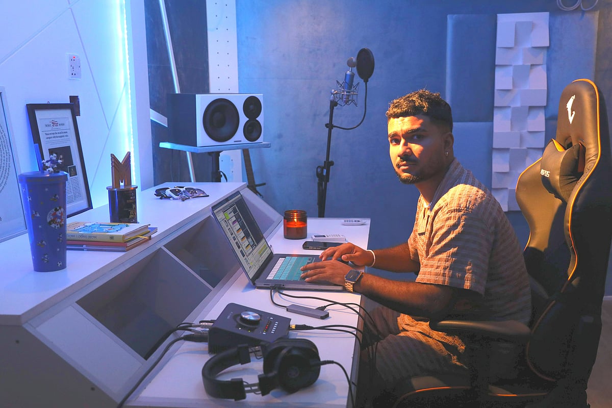 ঢাকার বনানীর স্টুডিওতে কাজ করার সময় প্রথম আলোর ক্যামেরায় মুজা