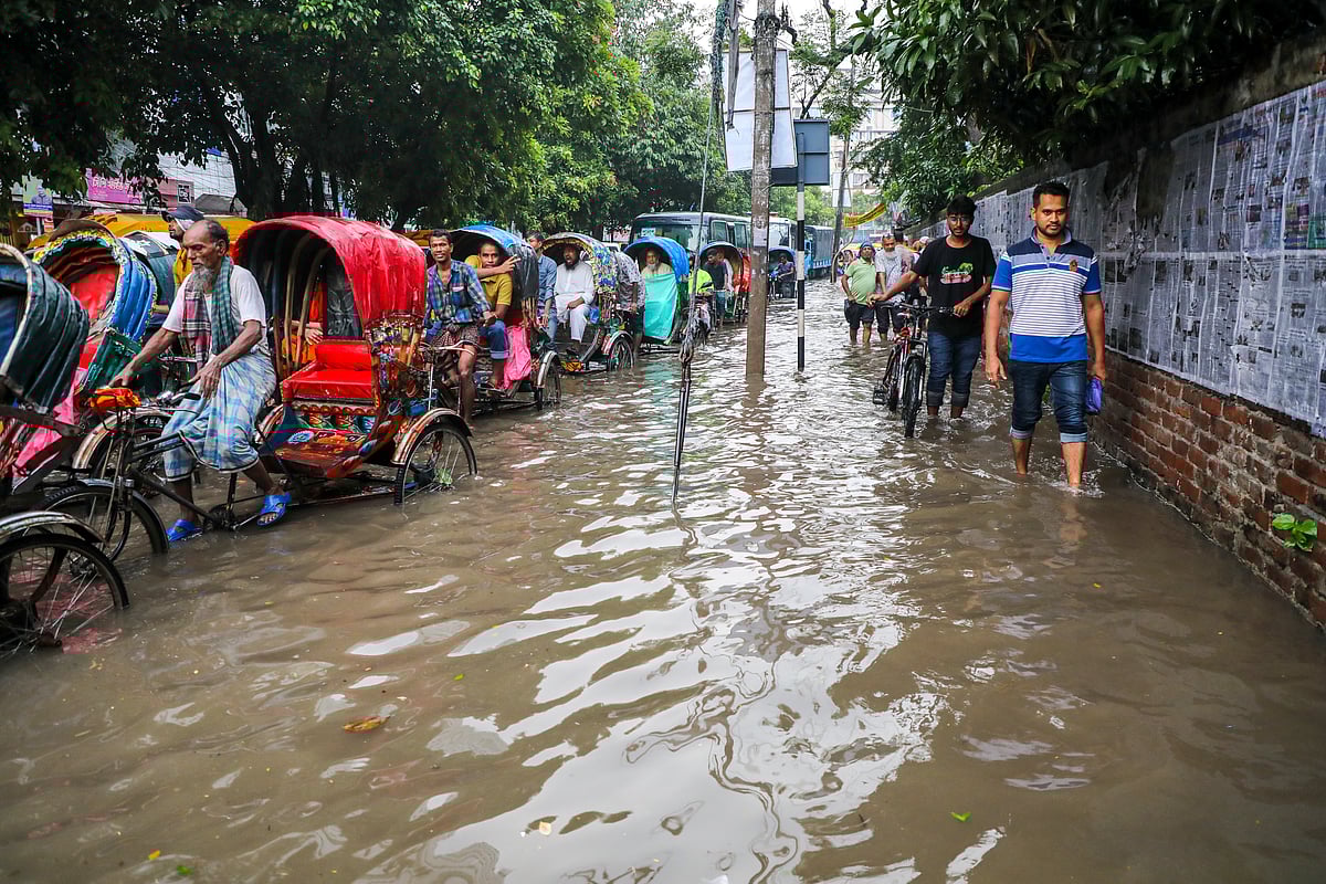 দুপুরের পর রাজধানীতে ভারী বর্ষণে সৃষ্ট জলাবদ্ধতায় ভোগান্তিতে পড়েন মানুষ। রাজারবাগ পুলিশ লাইনস এলাকা, ৯ আগস্ট