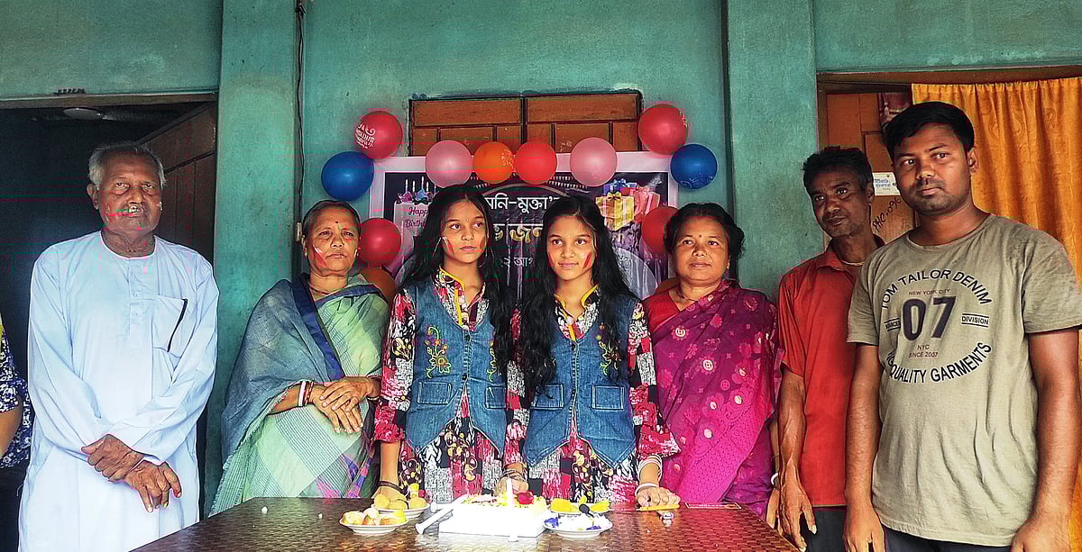 জোড়া লাগানো অবস্থায় জন্ম নিয়েছিল মনি-মুক্তা। জন্মের ছয় মাস পর সফল অস্ত্রোপচারের মাধ্যমে আলাদা করা হয়। তারা ভালো আছে, গত মঙ্গলবার পড়ল ১৫ বছরে। ওই দিন নিজ বাড়িতে স্বজন–প্রতিবেশীদের নিয়ে জন্মদিনের অনুষ্ঠান পালন করা হয়