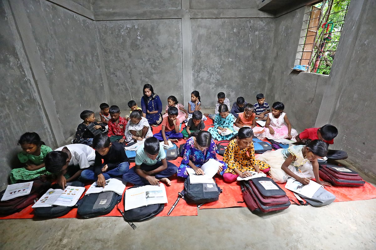 সিলেটের লাক্কাতুরা চা-বাগান এলাকায় বেসরকারি সংস্থা একডো পরিচালিত দ্বিভাষিক শিক্ষাকেন্দ্রে পাঠদান করছেন দীপ্তি লোহার। গত মঙ্গলবার বিকেলে