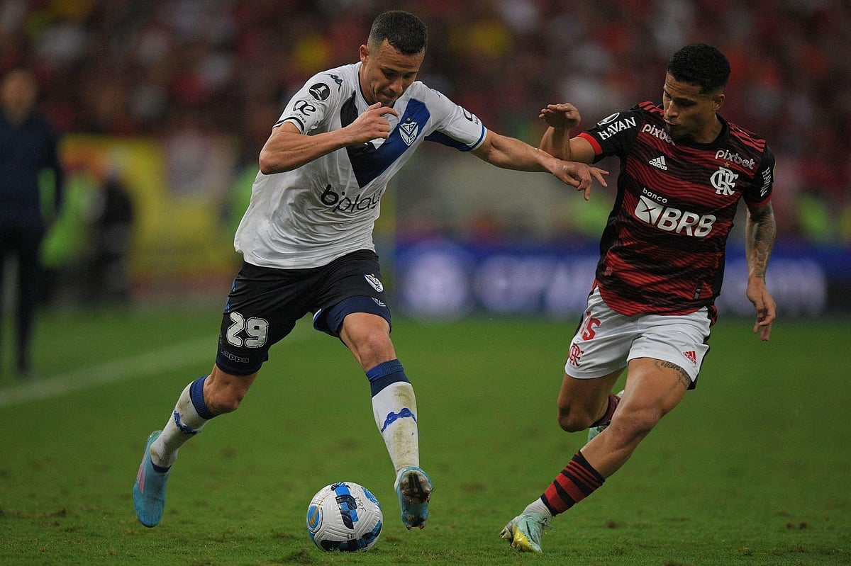 লিওনার্দো হারাকে (বাঁয়ে) গুলি করার হুমকি দিয়েছে ভেলেজ সার্সফিল্ডের সমর্থকেরা