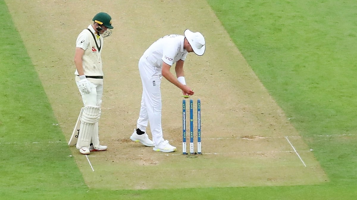 প্রতিপক্ষের উইকেট না পড়লে স্টাম্পের বেল দুটোর জায়গা অদল–বদল করতেন স্টুয়ার্ট ব্রড