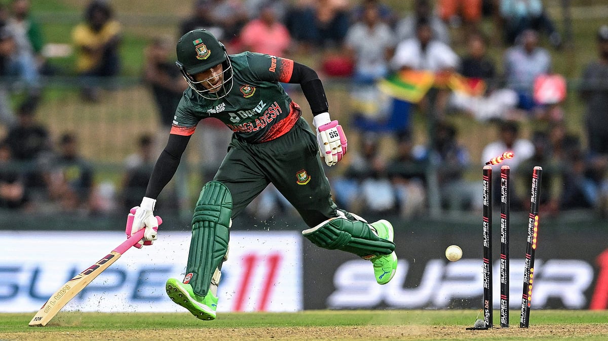শ্রীলঙ্কার বিপক্ষে ১৩ রান করে আউট হয়েছেন মুশফিকুর রহিম