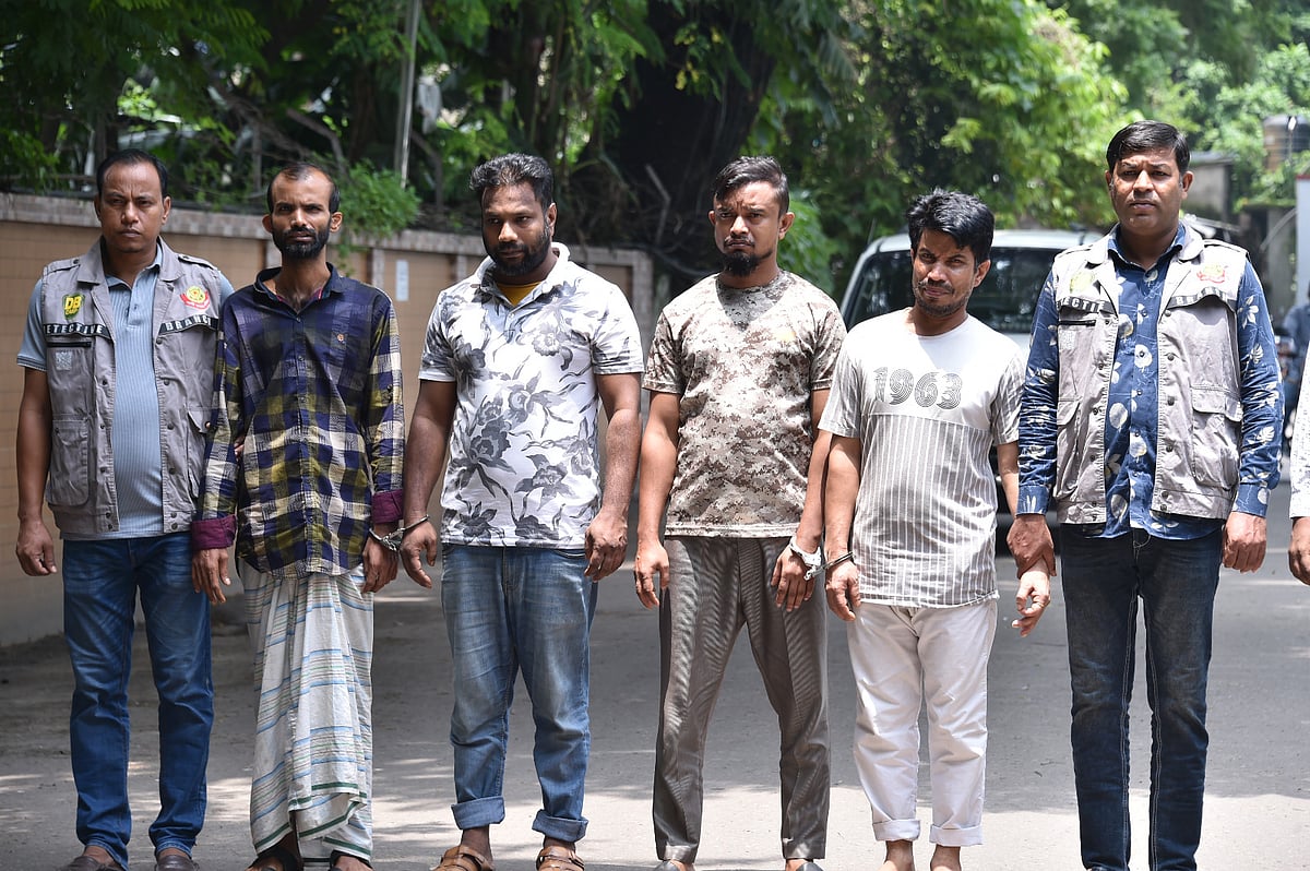 দুদকের শীর্ষ পর্যায়ের কর্মকর্তা পরিচয় দিয়ে বিভিন্ন পর্যায়ের জনপ্রতিনিধি ও কর্মকর্তা–কর্মচারীদের ফোন করে অর্থ হাতিয়ে নেওয়ার অভিযোগে এই চারজনকে গ্রেপ্তার করেছে গোয়েন্দা পুলিশ