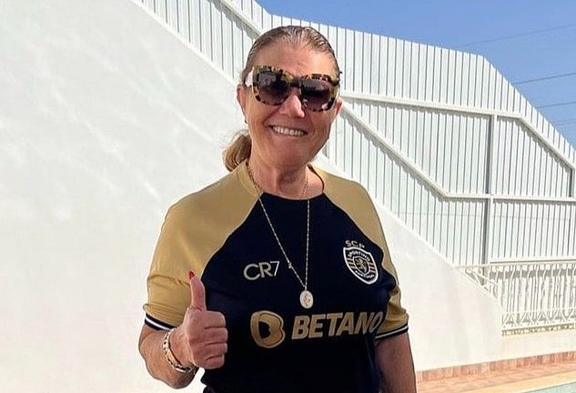 রোনালদোর সম্মানে করা স্পোর্তিং লিসবনের বিশেষ জার্সি গায়ে তাঁর মা মারিয়া দোলোরেস