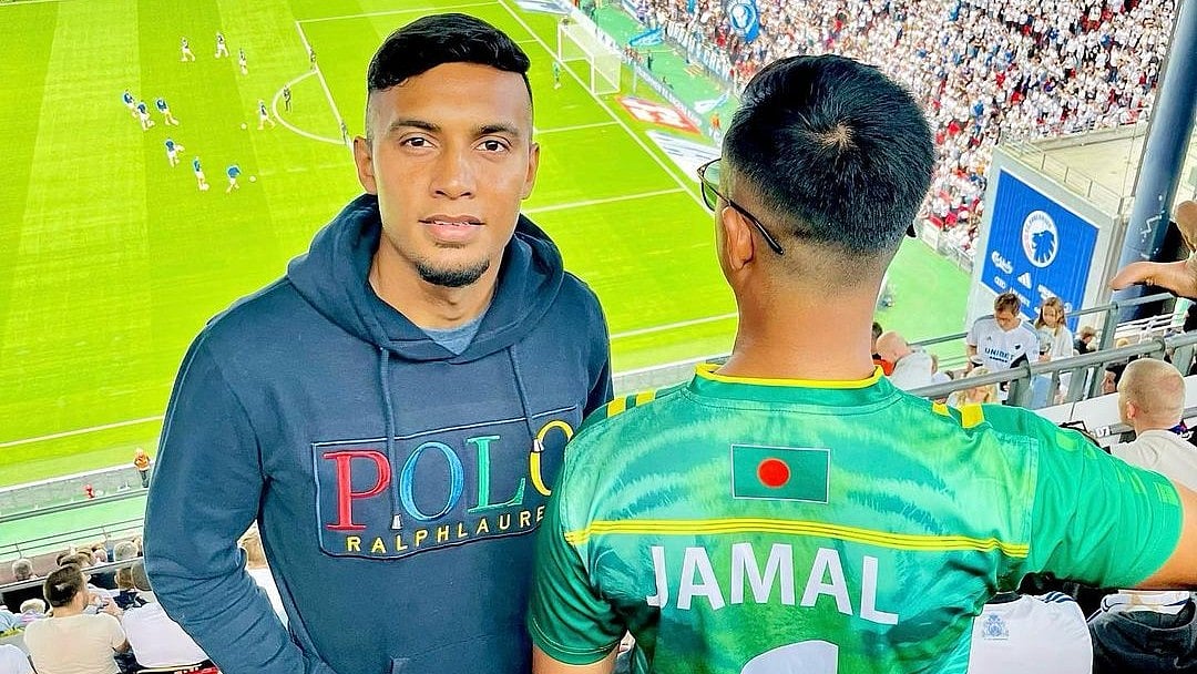 ভক্তকে সঙ্গে নিয়ে শৈশবের ক্লাব কোপেনহেগেন খেলা দেখতে গেছেন জামাল