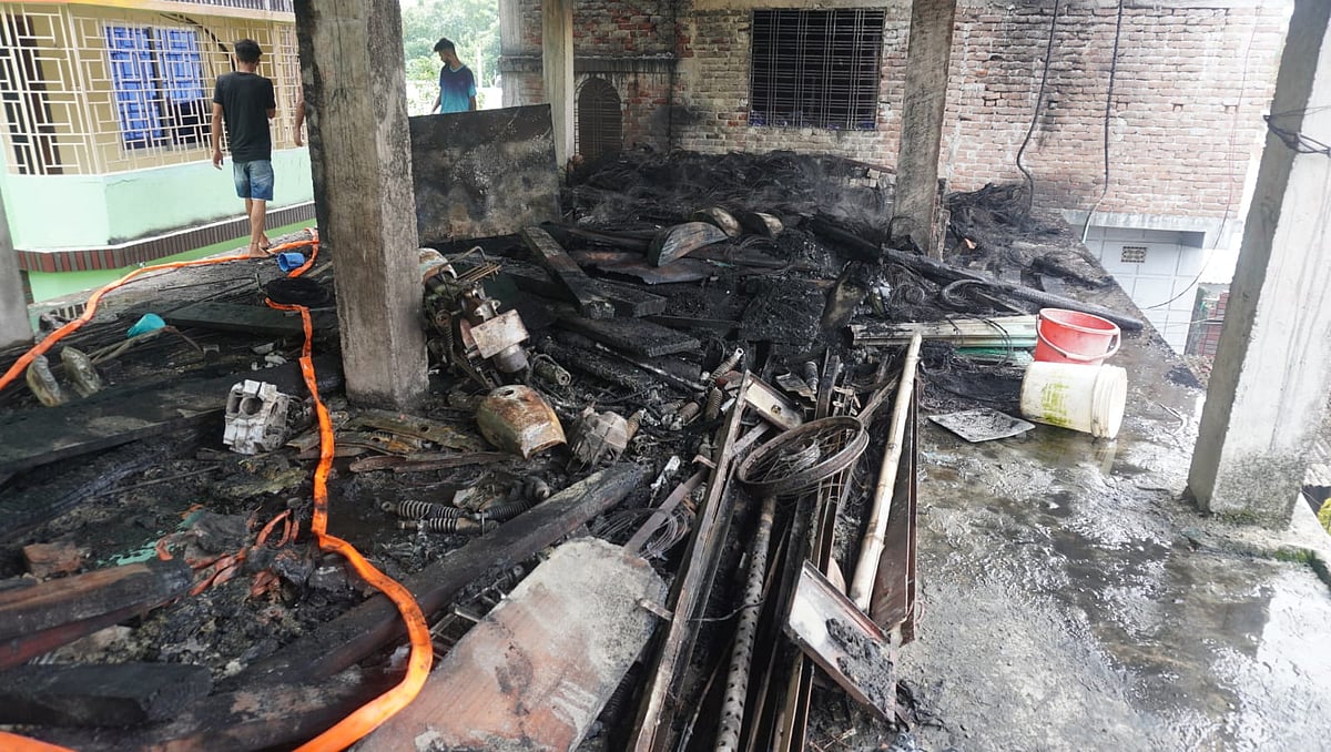 পুড়িয়ে দেওয়া হয়েছে মোস্তাফিজের ফুফাত ভগ্নিপতি ব্যবসায়ী রবিউল ইসলামের বাড়ি