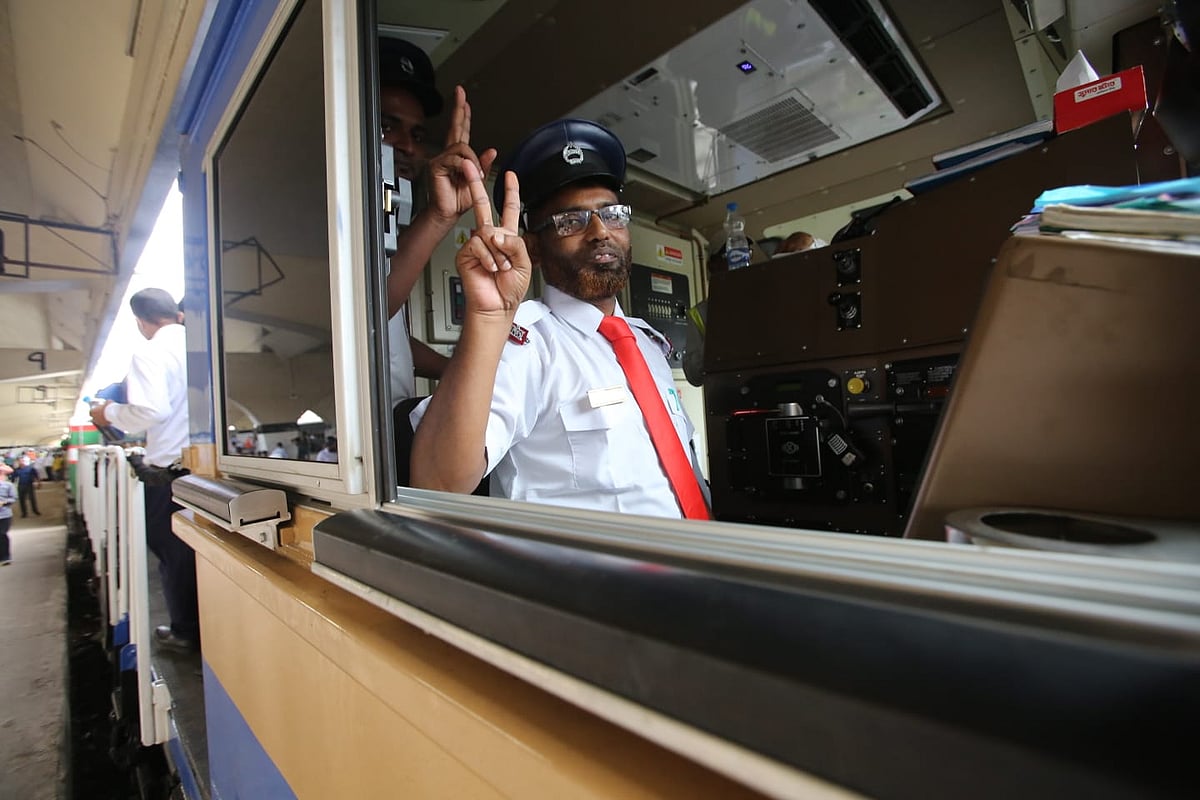 ঢাকার কমলাপুর থেকে আজ বৃহস্পতিবার সকাল ১০টা ৭ মিনিটে ট্রেনটি ছাড়ে