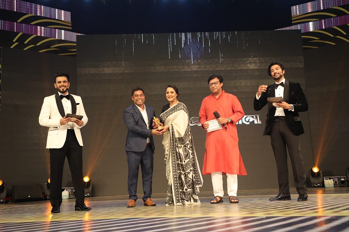 সেরা ওয়েব সিরিজের পুরস্কার পেয়েছে ‘শাটিকাপ’। সিনেমার প্রযোজক রেদওয়ান রনির হাতে পুরস্কার তুলে দেন অপি করিম