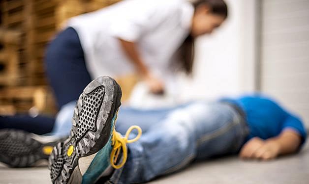 অফিসে কাজ করতে করতেই কেউ মুত্যুর কোলে ঢলে পড়ে, কেউ বা হাসপাতালে নিতে নিতেই মারা যায়। কেন এমন হয়?