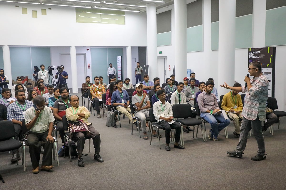 ইউরোপিয়ান ফিল্ম ফেস্টিভ্যালে গতকাল ব্রিটিশ কাউন্সিলে আয়োজিত মাস্টারক্লাস–এ কথা বলছেন নির্মাতা পিপলু আর খান