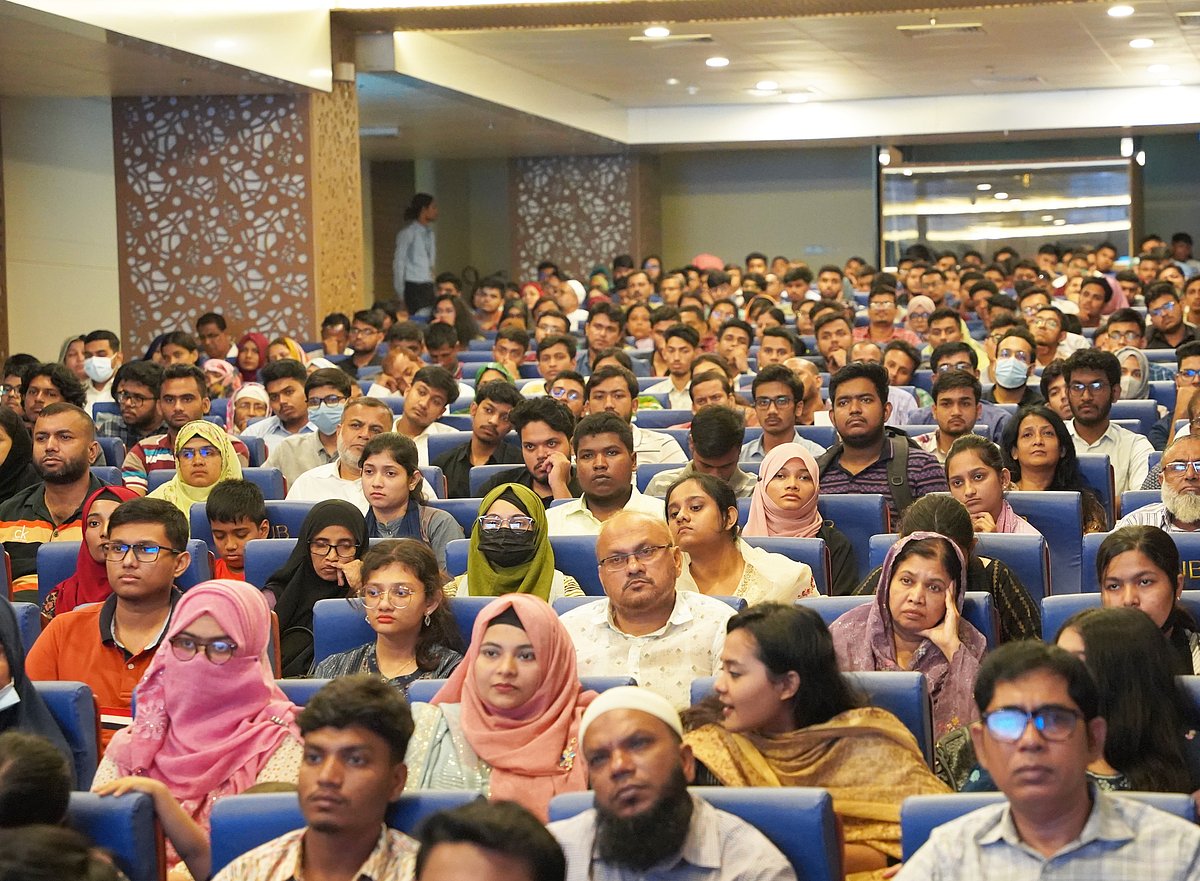 নবীনবরণ অনুষ্ঠানে বিশ্ববিদ্যালয়টির নবাগত শিক্ষার্থীরা