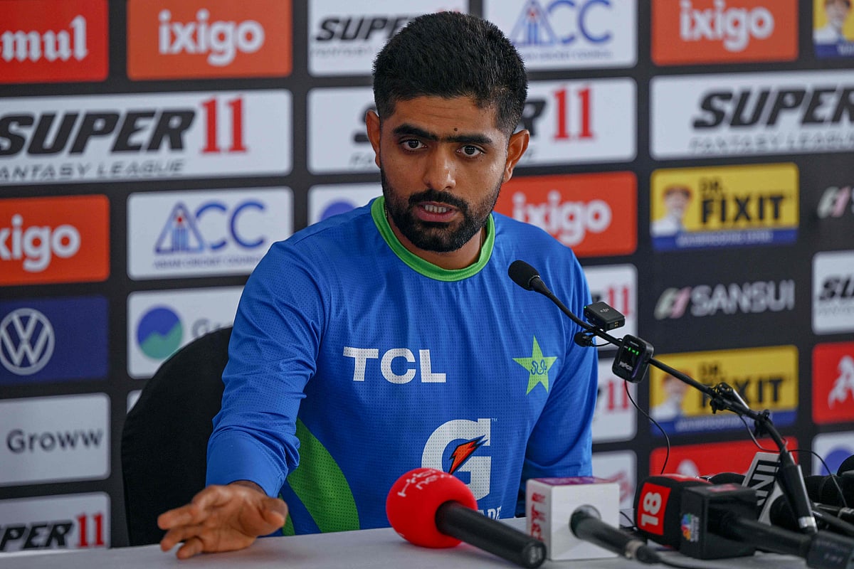 সংবাদ সম্মেলনে বাবর আজম