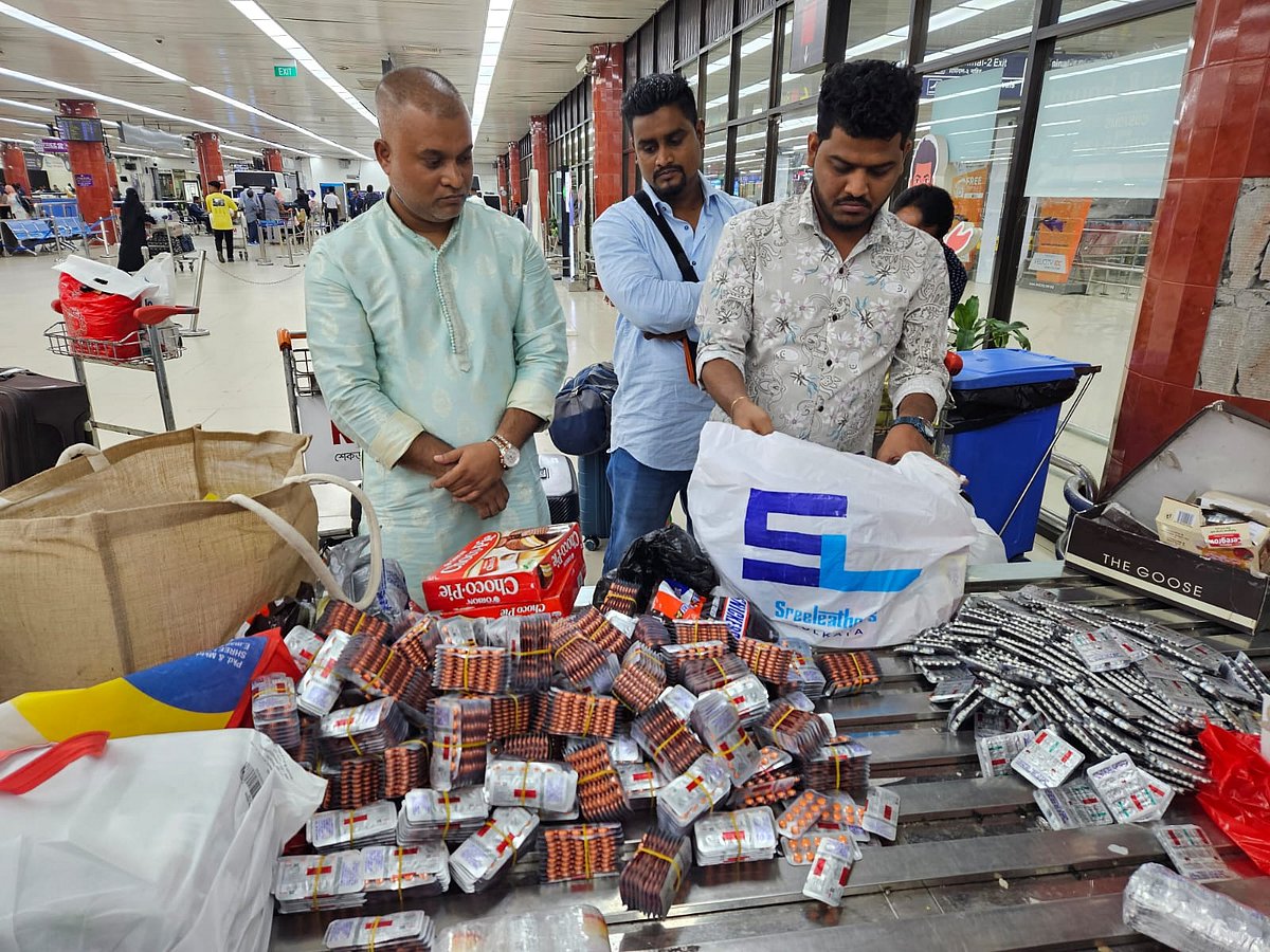 ভারত থেকে আসা চার যাত্রীর কাছ থেকে মাদক উদ্ধার করেছেন মাদকদ্রব্য নিয়ন্ত্রণ অধিদপ্তরের কর্মকর্তারা