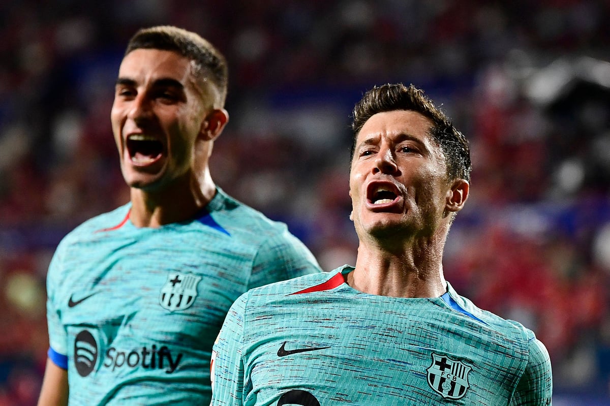 গোলের পর সতীর্থ ফেরান তোরেসের সঙ্গে লেভার উদ্যাপন