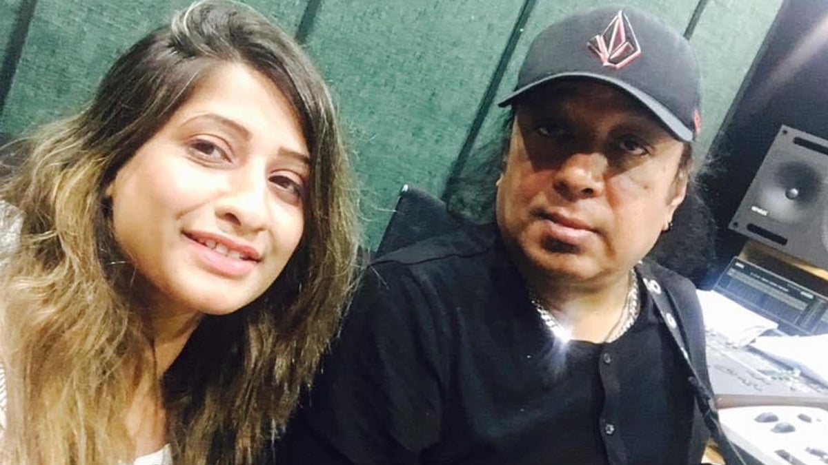 আইয়ুব বাচ্চুর সঙ্গে টিনা চৌধুরী। ছবি: শিল্পীর সৌজন্যে