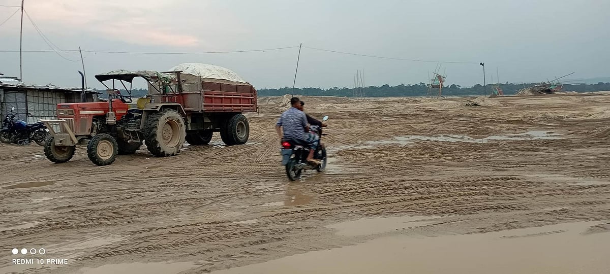 নেত্রকোনা দুর্গাপুরের সোমেশ্বরী নদীর ১ নম্বর বালুমহালের আত্রাখালি এলাকা