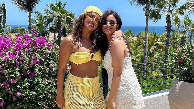 আপন বোন না হলেও ‘কাজিন’ প্রিয়াঙ্কা জানিয়েছেন, পরিণীতি আপন বোনের চেয়ে কিছু কম নন