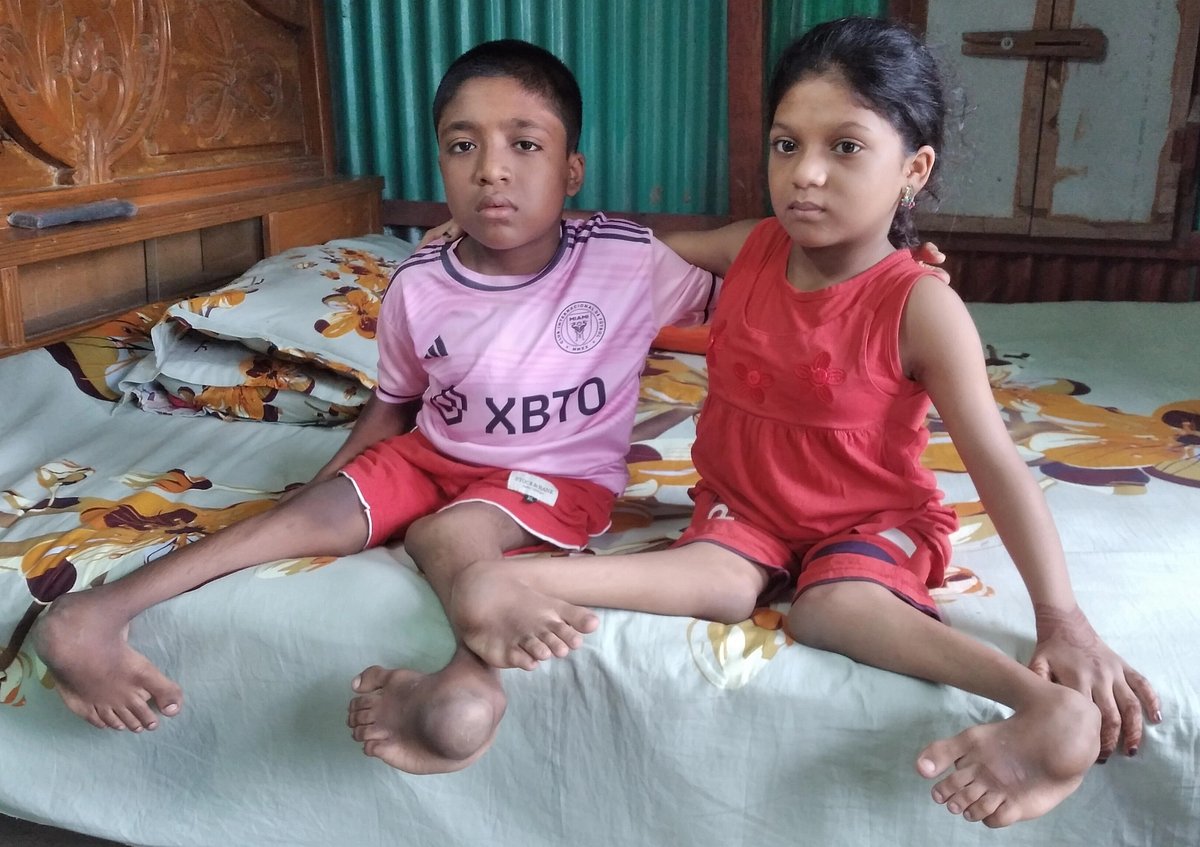 প্রতিবন্ধিতার কারণে রাকিব হোসাইন ও তার বোন সামিয়া আক্তার জন্মের পর থেকেই হাঁটাচলা করতে পারে না। সম্প্রতি এই শিশুদের এক আত্মীয়ের বাড়িতে তোলা ছবি